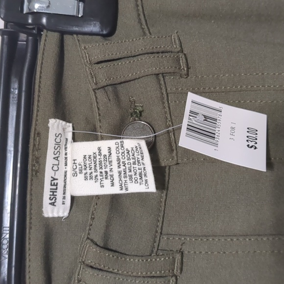 Ashley-Classics - Picture 4 of 4